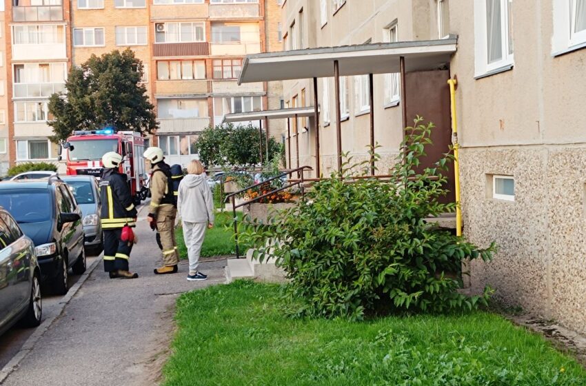  Daugiabučio balkone pasklidus dūmams ant kojų sukeltos visos specialiosios tarnybos