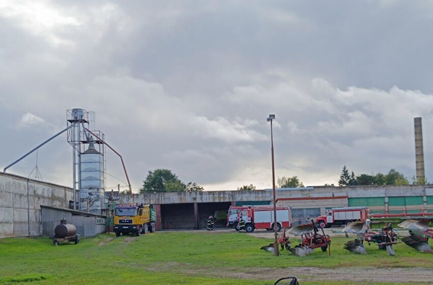  Petkūnuose degė grūdų džiovykla (FOTOGALERIJA)