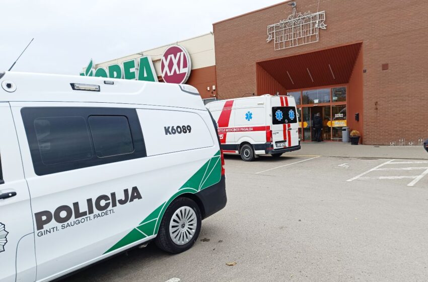  Nelaimė prekybos centre: sukniubęs mirė žmogus