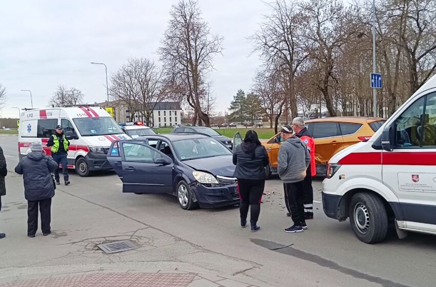  Susidūrus visureigiui ir lengvajam automobiliui nukentėjo du žmonės (VIDEO)
