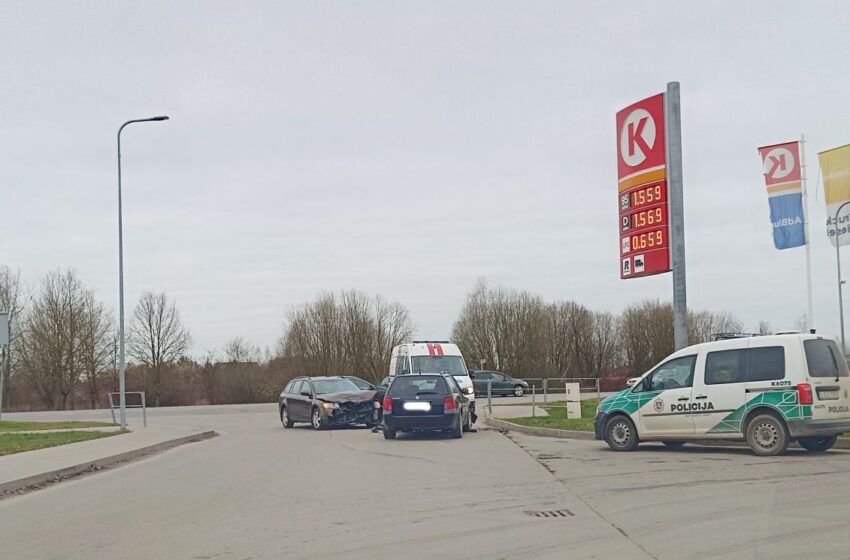  Mieste kaktomuša susidūrė du lengvieji automobiliai