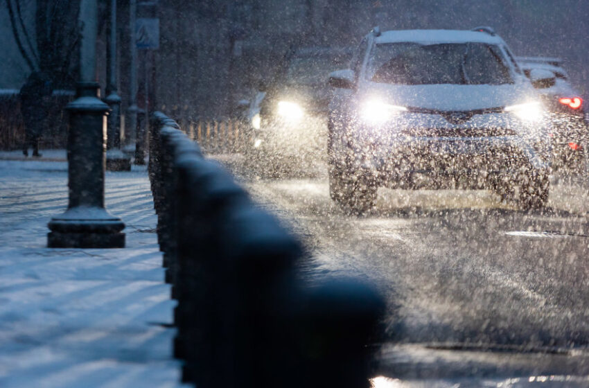  Kelininkai įspėja: eismo sąlygas toliau sunkina snygis, plikledis